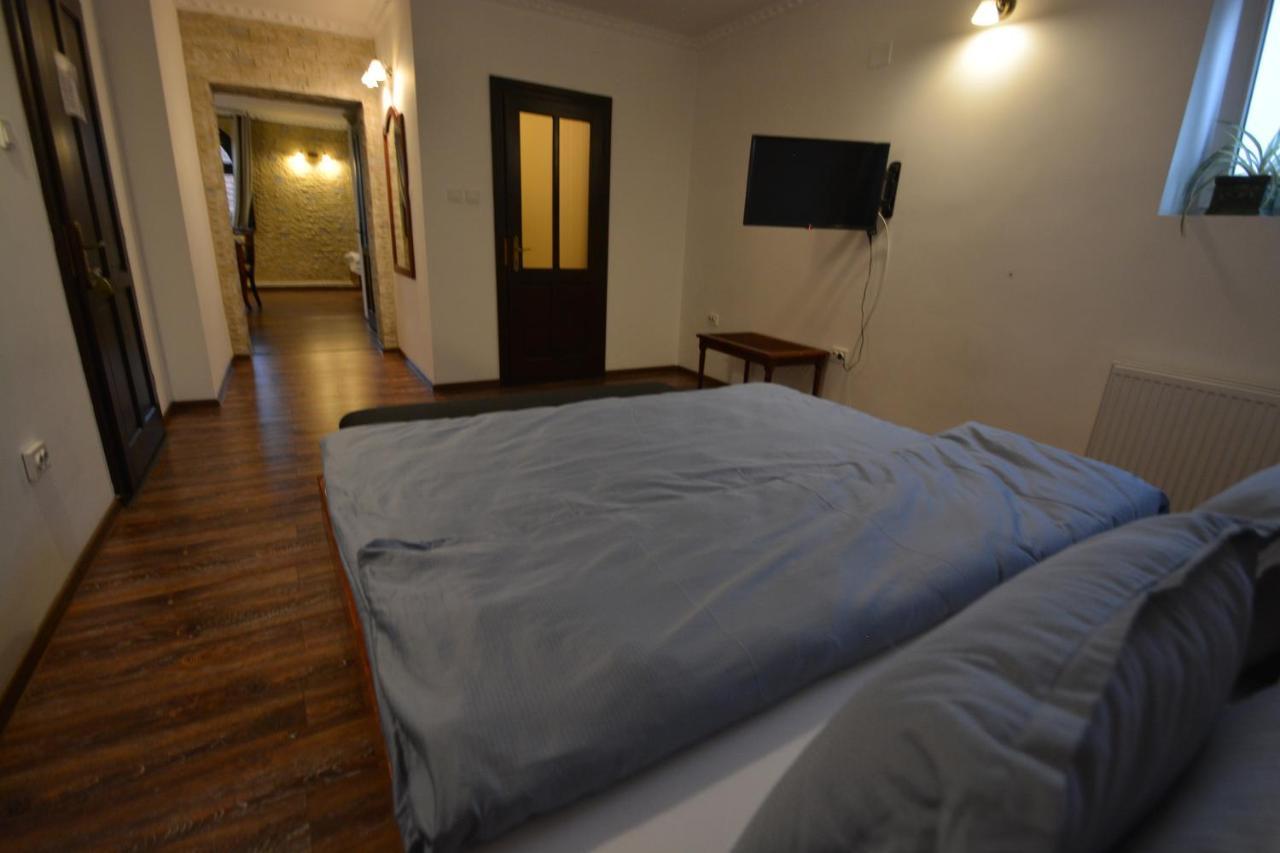 Gala - Guesthouse Oradea Extérieur photo