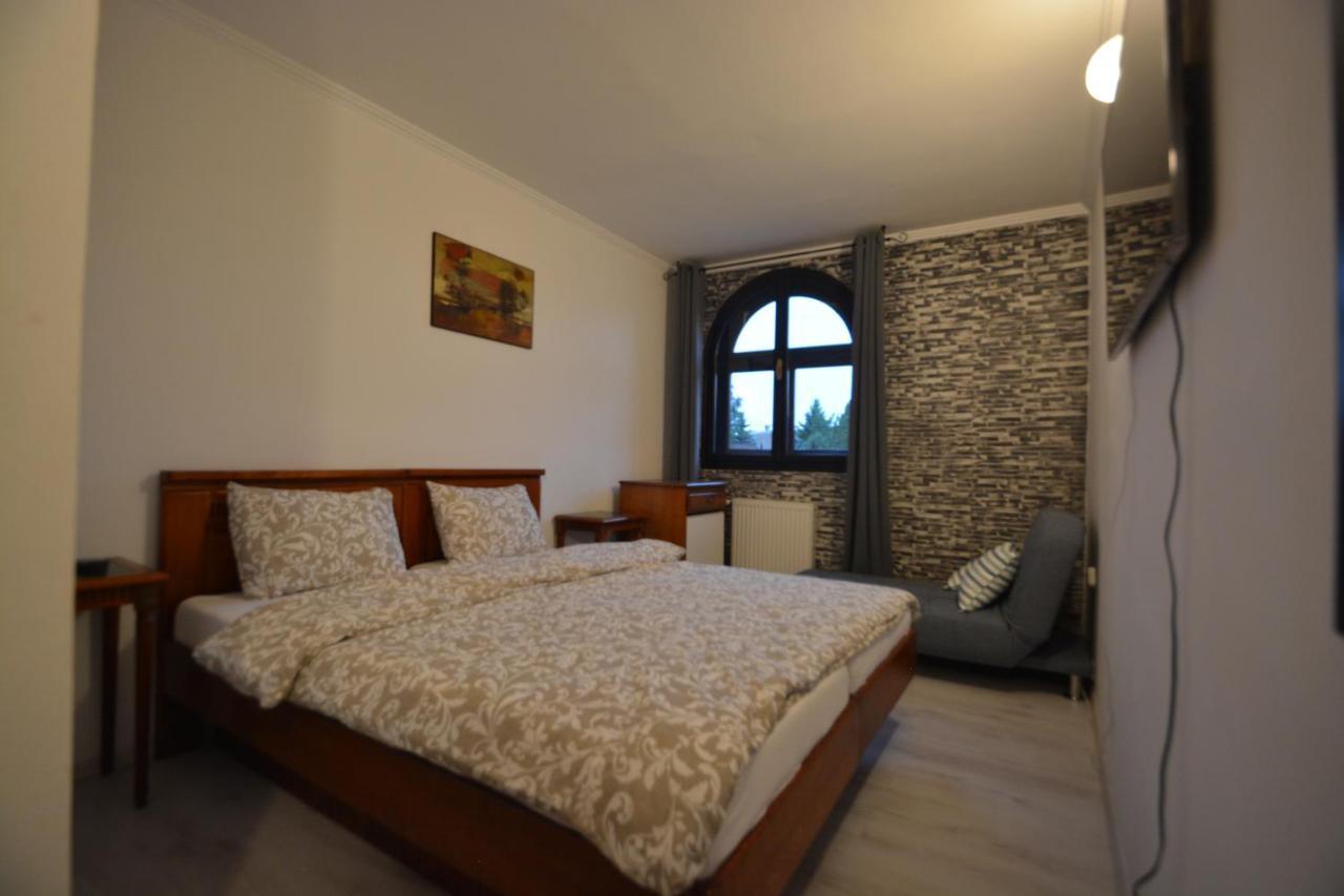 Gala - Guesthouse Oradea Extérieur photo