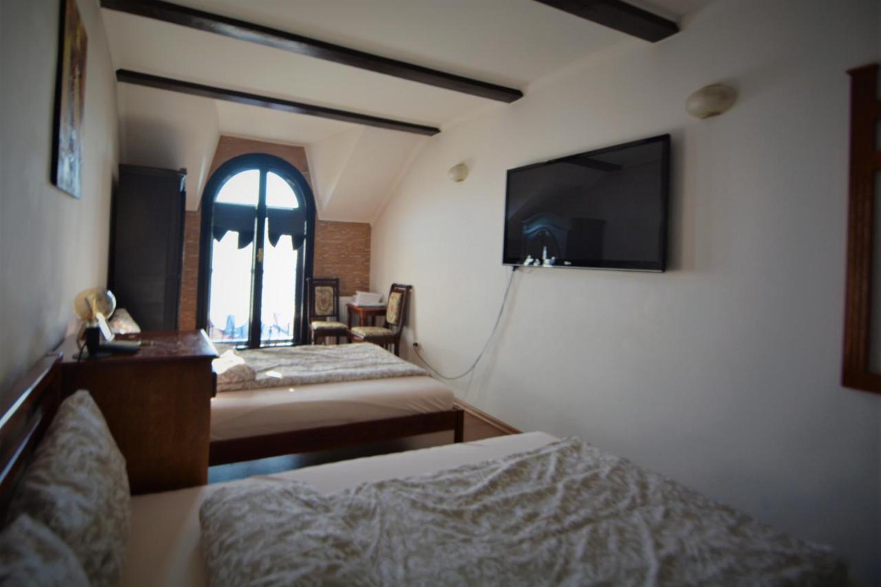 Gala - Guesthouse Oradea Extérieur photo